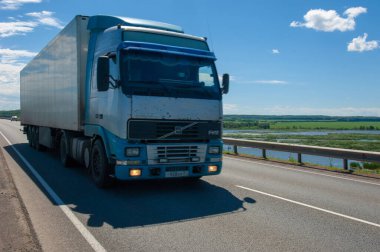 Yaz fotoğrafçılığı, kamyon şoförlüğü, nehir köprüsü, Rusya Tataristan Menzilinsk 2019 06 25 