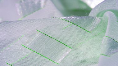 Kare metalle kaplı ipek kumaş platinyum, zümrüt çizgisi kenarlı, pastel aquamarine. desenli arkaplan, desenli kart