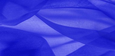 Mavi ipek kumaş dokusu. Pürüzsüz, zarif mavi ipekten ya da saten kumaştan. Lüks kumaş. soyut bir arkaplan olarak kullanılabilir.