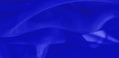 Mavi ipek kumaş dokusu. Pürüzsüz, zarif mavi ipekten ya da saten kumaştan. Lüks kumaş. soyut bir arkaplan olarak kullanılabilir.