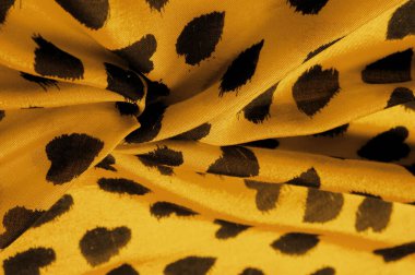 Sarı ipekli kumaş. Kara kalp baskısı, doku arka plan, desen, kartpostal