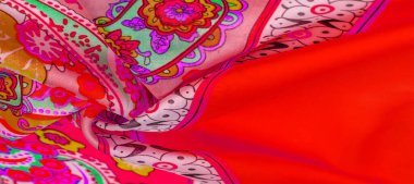 İpek kumaş. Kırmızı ton. Şal desenli. Bohem desenli Hint desenli bohem temalı, bohem desenli, renkli desenli, arkaplan desenli geleneksel Hint temalı.