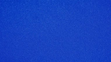Mavi ipek. Pürüzsüz mavi lüks ipek kumaş, yakın plan fotokopi alanı ile soyut bir arkaplan olarak kullanılabilir. Renkli doku