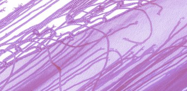 İpek kumaşın arka plan dokusu. Bu doğal mor bir eşarp, şeffaf elli ipek ipekten yapılmış bu güzel naylon saten ve harika bir parıltı projeleriniz için mükemmel..