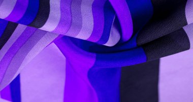 İpek kumaş, çizgili kumaş, mavi siyah çizgiler, zarif tasarım. Hassas ipek kumaş. Yüksek çözünürlüklü doku, kalıp, arkaplan, koleksiyon