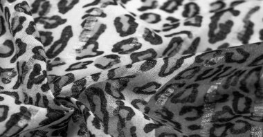 İpek kumaştan siyah beyaz leopar desenli. Leopar desenli hafif ipek senin tasarımına mükemmel uyacak, şık görünüyor ve kaba değil! Doku, arkaplan, desen