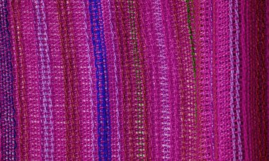 Kırmızı-mavi-yeşil çizgili yakut kırmızısı kumaş, çok açık elastik forma, ışık parıltısı. desen arkaplan, desen kartpostal