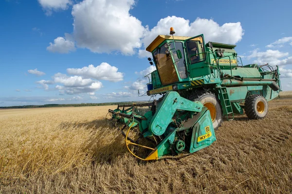 Zomer Foto Van Gerst Oogsten Combineer Oogstmachine Een Machine Die — Stockfoto