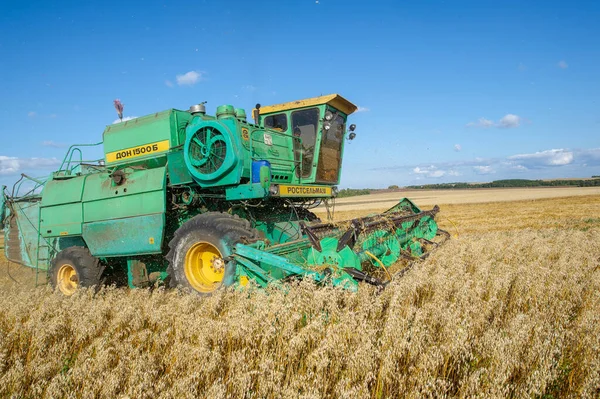 Foto Estiva Della Raccolta Dell Orzo Mietitrice Falcia Orzo Nei — Foto Stock