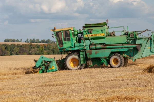 Summer Photo Barley Harvesting Combine Harvester Machine Commonly Used Harvesting — Stock Photo, Image