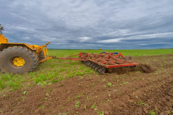 Jarní Fotografie Krajina Zemědělskými Stroji Traktor Orá Půdu Orá Pole — Stock fotografie