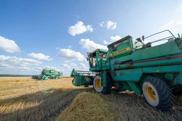 Summer Photo Barley Harvesting Modern Combine Universal Machine Designed Efficient — Stock Photo, Image