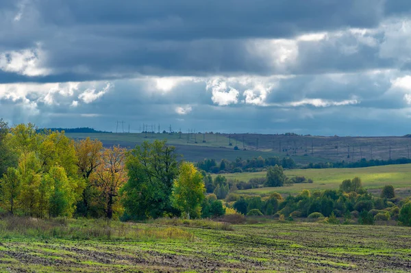 Höstlandskapsfoto Skogsbeströdda Landskap Europeisk Blandskog Höstsäsongen Stora Blå Moln Ljus — Stockfoto