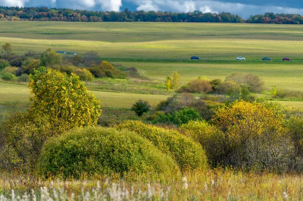 Höstlandskapsfoto Skogsbeströdda Landskap Europeisk Blandskog Höstsäsongen Stora Blå Moln Ljus — Stockfoto