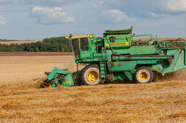 Summer Photo Harvesting Barley Harvester Mows Barley Fields 2019 Tukaevsky — Stock Photo, Image