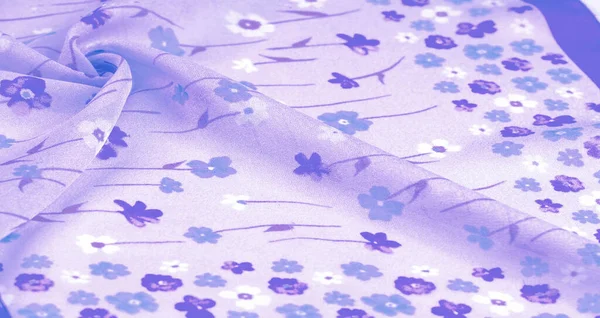 Hedvábná Tkanina Drobné Květy Šeříkovém Pozadí Tenký Proužek Azurového Tónu — Stock fotografie
