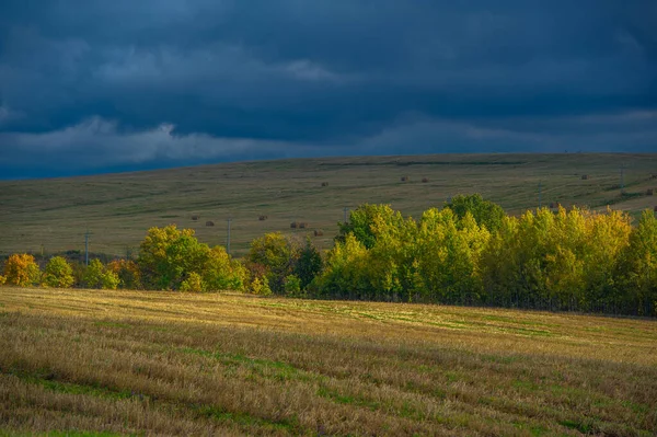 Höstlandskapsfoto Blandskogar Ängar Raviner Mulen Himmel Underbar Årstid — Stockfoto