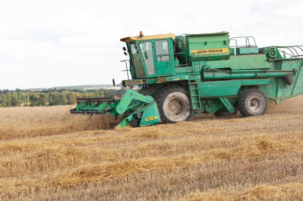 수확의 현대의 조합은 작물을 효율적으로 수있도록 보편적 기계이다 2019 Tukaevsky — 스톡 사진