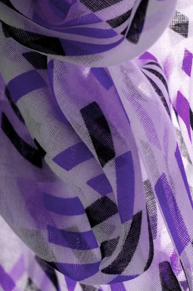 具有紫色和黑色几何菱形的白色真丝织物 紫罗兰 紫罗兰 — 图库照片