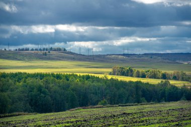 Sonbahar manzara fotoğrafı. Avrupa 'nın düz bitki örtüsü. Çayırlar, vadiler, çalılıklar, açık yaprak döken veya karışık ormanlar. Eylül 'de Meadows