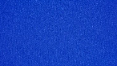 Mavi ipek. Pürüzsüz mavi lüks ipek kumaş, yakın plan fotokopi alanı ile soyut bir arkaplan olarak kullanılabilir. Renkli doku