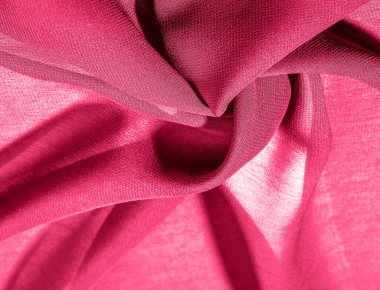 Kumaşın kenarında püsküllü kırmızı ipek şal. Beyaz bir arka planda. Şablon