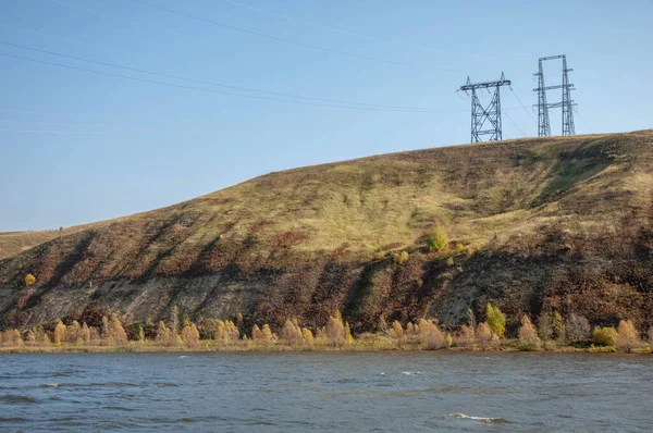 Höst Landskap Flod Energi Pelare Högspänning Pol Blå Himmel Bakgrund — Stockfoto