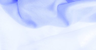 Mavi kumaş, lüks kumaşın soyut arkaplanı ya da dalgaların sıvı ipek dokusu ya da dalgalı kıvrımlar. arka plan ya da zarif duvar kağıdı tasarımı. Pamuk dokusu, doğal kumaş ve boya, parlak mavi renk.