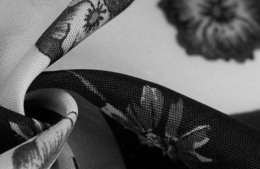 İpek kumaş. Çiçek desenli siyah beyaz kareler. Çiçekler siyah ve beyaz. Doku arkaplan modeli. Çiçek izinden, kumaş ilkbaharda soluyor ve keyfi yerinde..