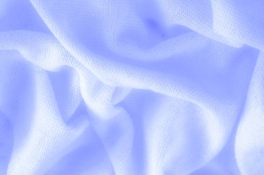 Mavi kumaş, lüks kumaşın soyut arkaplanı ya da dalgaların sıvı ipek dokusu ya da dalgalı kıvrımlar. arka plan ya da zarif duvar kağıdı tasarımı. Pamuk dokusu, doğal kumaş ve boya, parlak mavi renk.