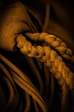 Doku, arka plan, desen. Sarı örgülü kumaş. Kabartmalı desenli örgü bir arka plan. Örgü ören örgüler..