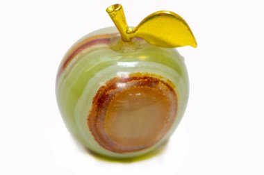 Değiş tokuş. Yarı değerli bir taştan alınmış eski bir elma.