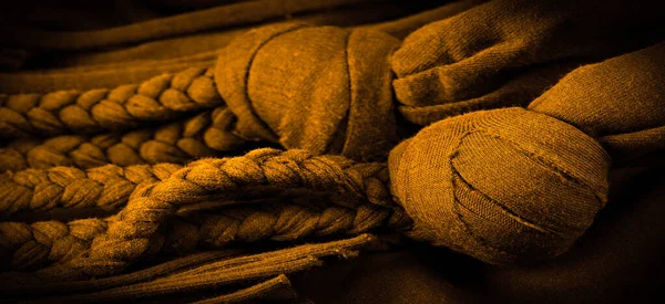 黄色辫子的织物 针织背景 花纹斑纹 编织中的辫子 — 图库照片