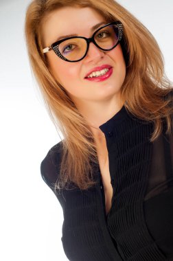 Model fotoğraf stüdyosu. Kızın siyah bir şapkası vardı.