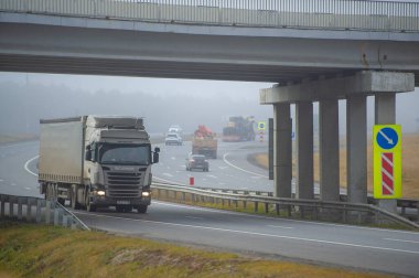 Nakliye aracı. Standart karayolu ağları Romalılar, Persler, Aztekler ve diğer erken imparatorluklar tarafından benimsenmiştir ve imparatorlukların bir özelliği olarak kabul edilebilir. Rusya Chelny 05 11 2020