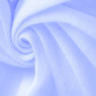 Mavi kumaş, lüks kumaşın soyut arkaplanı ya da dalgaların sıvı ipek dokusu ya da dalgalı kıvrımlar. arka plan ya da zarif duvar kağıdı tasarımı. Pamuk dokusu, doğal kumaş ve boya, parlak mavi renk.