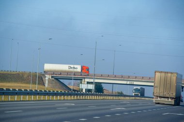 Nakliye aracı. Standart karayolu ağları Romalılar, Persler, Aztekler ve diğer erken imparatorluklar tarafından benimsenmiştir ve imparatorlukların bir özelliği olarak kabul edilebilir. Rusya Chelny 05 11 2020