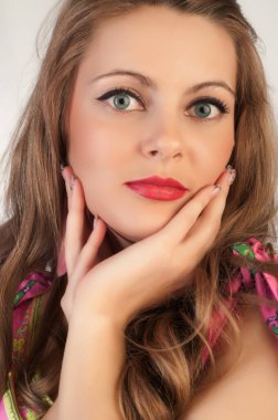 Modelin stüdyo çekimi. Avrupa 'lı güzel bir kadının resmi, açık gözlü, komik küçük çocuğa gülümseyen, samimi duygular ifade eden, izole edilmiş arka plan göbeği olan.