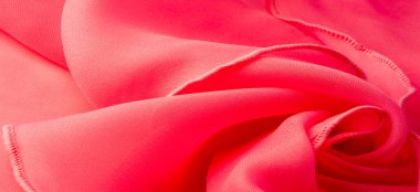 Dalgalı boruları olan kırmızı ipek bir organza. Kumaşın kenarındaki sınır. Soyut arkaplan. doku deseni. İpek organzanın narin bir açık dokuması vardır. Dalga arkaplanı. Boşluğu kopyala