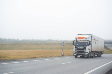 Nakliye aracı. Nakliye şirketleri yol taşımacılığı için mal kabul ediyorlar. Birçok kamyoncu kendi kamyonlarına (sondaj) sahiptir ve sahibi-operatör olarak bilinirler. Rusya Chelny 05 11 2020