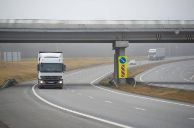 Nakliye aracı. Nakliye şirketleri yol taşımacılığı için mal kabul ediyorlar. Birçok kamyoncu kendi kamyonlarına (sondaj) sahiptir ve sahibi-operatör olarak bilinirler. Rusya Chelny 05 11 2020