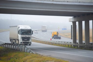Nakliye aracı. Nakliye şirketleri yol taşımacılığı için mal kabul ediyorlar. Birçok kamyoncu kendi kamyonlarına (sondaj) sahiptir ve sahibi-operatör olarak bilinirler. Rusya Chelny 05 11 2020
