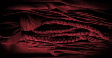 Doku, arka plan, desen. Kırmızı örgülü kumaş. Kabartmalı desenli örgü bir arka plan. Örgü ören örgüler..