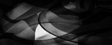 Doku. Desen. Desen. Siyah ve beyazın soyut tonlarında ipek kumaş. İpek dokusu, soyutlama için lüks saten, tasarım ve duvar kağıdı, yumuşak ve bulanık stil, pürüzsüz,