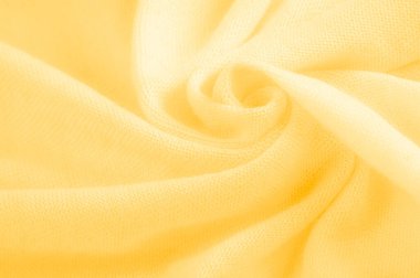 Sarı kumaş. Lüks kumaşın soyut arka planı ya da dalgaların sıvı ipek dokusu ya da dalgalı kıvrımlar. arka plan ya da zarif duvar kağıdı tasarımı. Pamuk dokusu, doğal kumaş ve boya, parlak sarı renk.