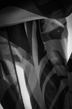 Doku. Desen. Desen. Siyah ve beyazın soyut tonlarında ipek kumaş. İpek dokusu, soyutlama için lüks saten, tasarım ve duvar kağıdı, yumuşak ve bulanık stil, pürüzsüz,