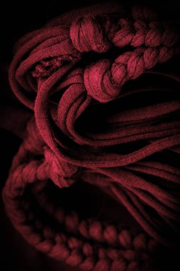 Doku, arka plan, desen. Kırmızı örgülü kumaş. Kabartmalı desenli örgü bir arka plan. Örgü ören örgüler..