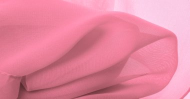 Doku. şablon. İpek kırmızı polyester. Pembe ipek kumaşın arka planı. Şeffaf arkaplan ve elbise dikmek için açık kumaştan yapılmış. Tekstil panoraması