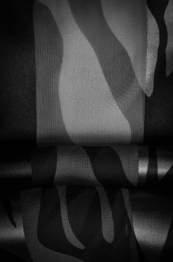 Doku. Desen. Desen. Siyah ve beyazın soyut tonlarında ipek kumaş. İpek dokusu, soyutlama için lüks saten, tasarım ve duvar kağıdı, yumuşak ve bulanık stil, pürüzsüz,