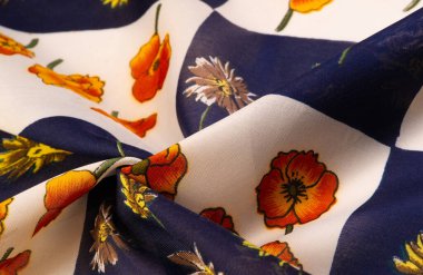 İpek kumaş. Çiçek desenli beyaz ve mavi kareler. Çiçekler kırmızı-sarı. Doku arkaplan modeli. Çiçek izinden, kumaş ilkbaharda soluyor ve keyfi yerinde..